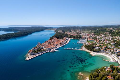 una vista aérea de una pequeña isla en un lago en Apartment Zare, en Banjol