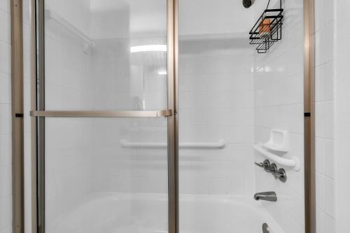 タンパにあるroomstr Alaska Room 1 Bedroom near MacDill AFB with Shared Full Bathroom includes FREE COFFEEのシャワー(洗面台の隣にガラスドア付)