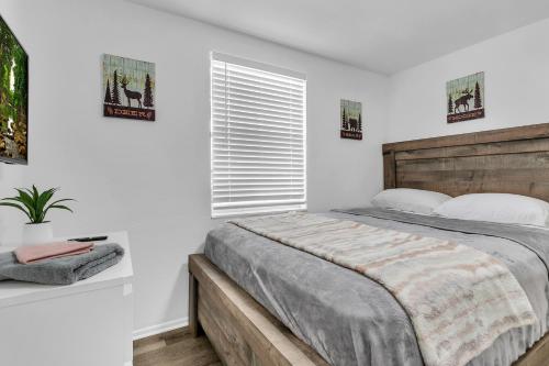 タンパにあるroomstr Alaska Room 1 Bedroom near MacDill AFB with Shared Full Bathroom includes FREE COFFEEの大きなベッドと窓のある寝室