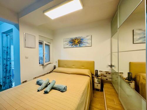 Un dormitorio con una cama con dos almohadas azules encima. en Estudio en Playa del Mogan, en Puerto de Mogán