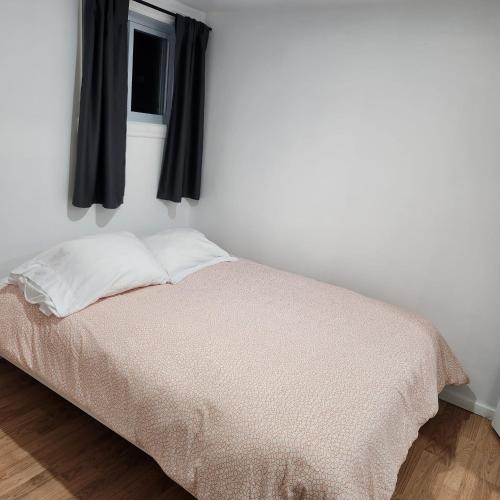 Postel nebo postele na pokoji v ubytování Cute & Spacious 2 BDR condo