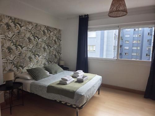 Una cama o camas en una habitación de Lo esencial en el centro