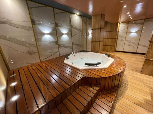 a large bathroom with a tub in a wooden floor at Beautiful apartment with a beautiful view in Equipetrol in Santa Cruz de la Sierra