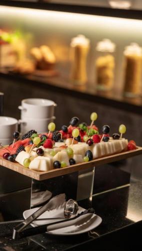 una bandeja de comida con fruta encima en Ayan Hotel, en Riad