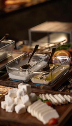 Una mesa con varias bandejas de comida encima. en Ayan Hotel, en Riad