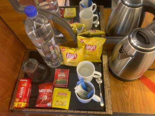 Un mostrador de cocina con una bandeja con comida y bebidas. en Green Executive Hotel, en Nathia Gali