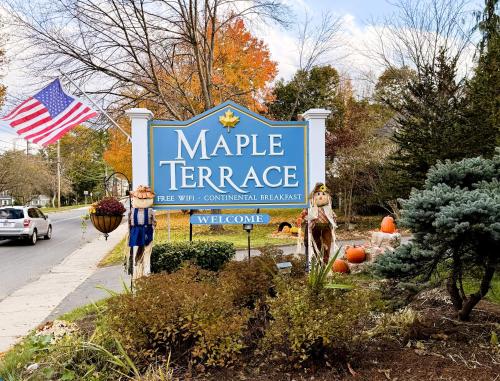 un panneau pour une hypothèque sur l'érable avec des gens debout devant dans l'établissement Maple Terrace Motel, à Williamstown