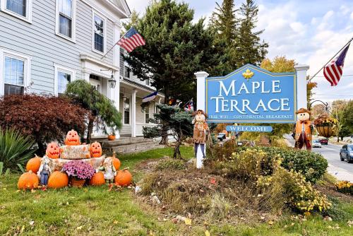 un panneau pour une entrée magique devant une maison dans l'établissement Maple Terrace Motel, à Williamstown