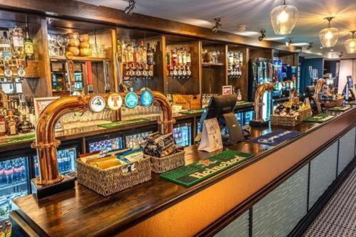 ロジーマスにあるAurora Skyの商品の入ったかごが置かれたカウンターのあるバー