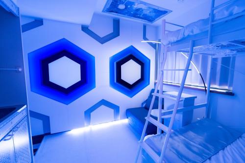 a room with a blue wall with a ladder at LEON RESORT HOTEL Max4people Shinjuku 7minutes Shibuya12 minutes LEON RESORT SHIBUYA 新宿渋谷 最寄り初台駅 最大4人 in Tokyo