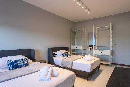 1 Schlafzimmer mit 2 Betten und 2 Spiegeln in der Unterkunft Casa Viola in Reggio di Calabria