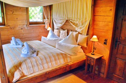 Postel nebo postele na pokoji v ubytování Chiemsee Landhaus