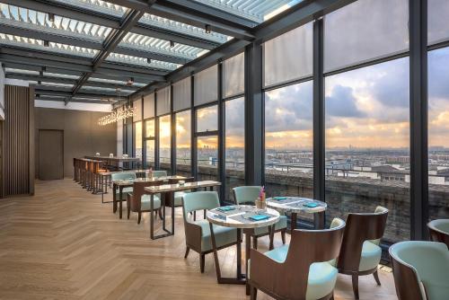 Ruang duduk di Novotel Shanghai Clover