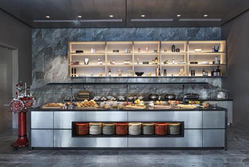una panadería con un buffet de comida a la vista en AC Hotel by Marriott Las Vegas Symphony Park, en Las Vegas