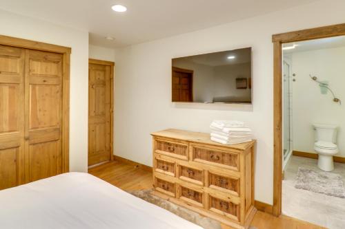 une chambre avec une commode en bois et un miroir dans l'établissement Ski-InandSki-Out Whitefish Duplex with Hot Tub!, à Whitefish