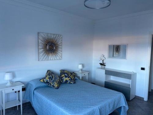 een blauwe slaapkamer met een bed en twee nachtkastjes bij Crisol Apartamento in Puerto de la Madera