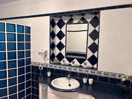 een badkamer met een wastafel en een spiegel bij Crisol Apartamento in Puerto de la Madera