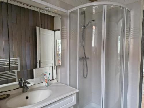 Ένα μπάνιο στο Villa paisible avec wifi, piscine et jardin