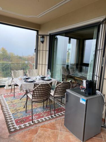 een terras met een tafel en stoelen op een balkon bij Stanze Degli Aceri in Murazzano