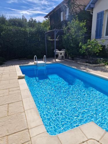 Bazén v ubytování Villa paisible avec wifi, piscine et jardin nebo v jeho okolí