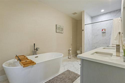 Ένα μπάνιο στο Luxury 2-Bedroom Oasis with Open Living Space & Designer Touches