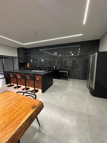 a room with a kitchen with a table and chairs at Aruanã - Casa Sol in Aruanã in Aruanã