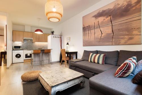una sala de estar con un sofá y una mesa en Portal Del Angel Barcelona Apartment, en Barcelona
