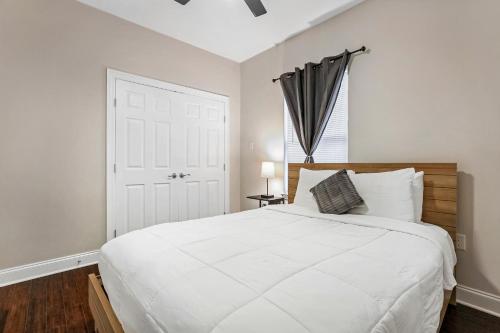 Ένα ή περισσότερα κρεβάτια σε δωμάτιο στο Luxury 2-Bedroom Oasis with Open Living Space & Designer Touches