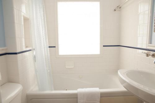 Et badeværelse på Perfect West Beach Location! Chapala Gardens Two-Level 1BR- Unit 3