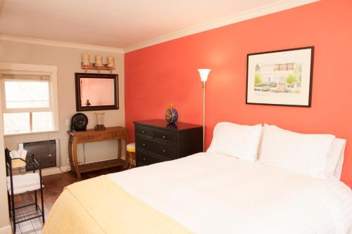 En eller flere senge i et værelse på Perfect West Beach Location! Chapala Gardens Two-Level 1BR- Unit 3