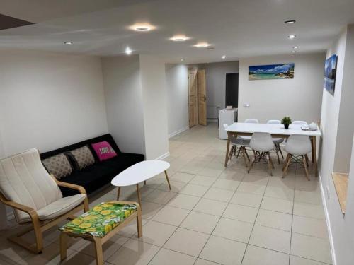 ein Wohnzimmer mit einer Couch und einem Tisch und Stühlen in der Unterkunft Affordable & Cozy Room In Riga Centre - Shared Facilities in Riga