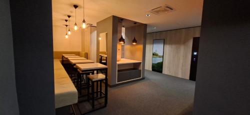 una cocina con una barra larga con taburetes en Super seven inn, en Belgrado