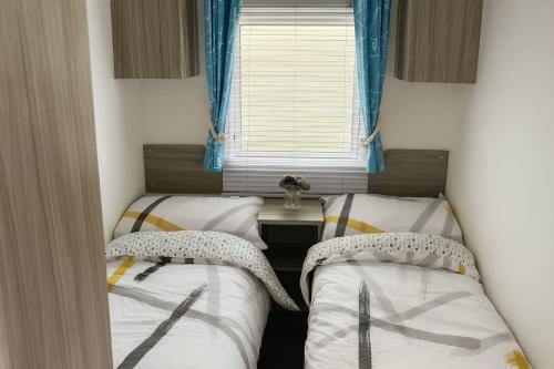 En eller flere senge i et værelse på Whitehouse Leisure Park - Holiday Accommodation 19055