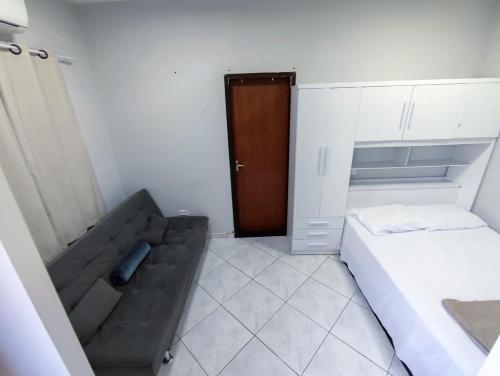 a small room with a bed and a wooden door at Casa Studio n3 São José dos Campos in São José dos Campos