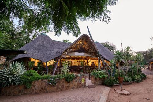 Mokolodi Backpackers - Relax in Nature near Gaborone with Pool, Fast WiFi, Coworking & Garden Chalets