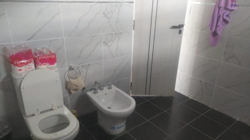 a bathroom with a toilet and a bidet at Estación La Perla in Alta Gracia