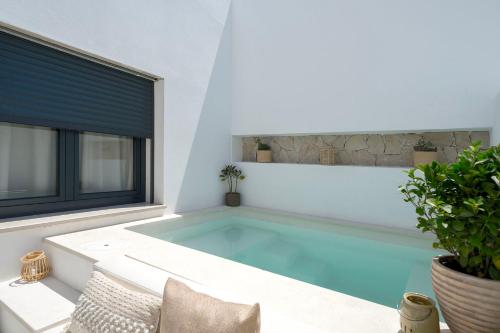 Townhouse with Heated Pool in Downtown Faro