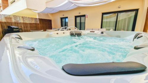 Ảnh trong thư viện ảnh của Private jacuzzi, heated pool, AC, garage, 250m beach, ở Torrevieja