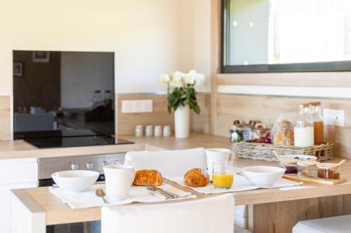 Una cocina con una mesa con comida encima. en Bergerie bien être, en Vaivre-et-Montoille