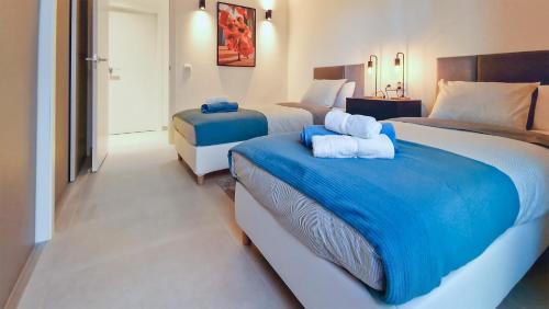 Giường trong phòng chung tại Private jacuzzi, heated pool, AC, garage, 250m beach,