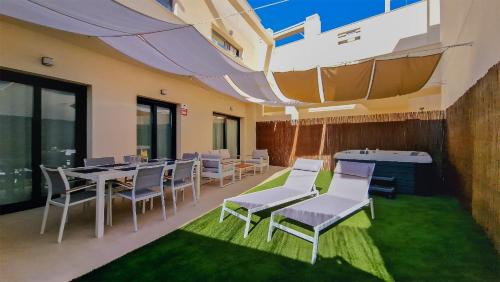 Private jacuzzi, heated pool, AC, garage, 250m beach,