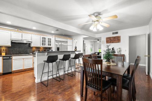 Kuchyň nebo kuchyňský kout v ubytování Spacious Family Retreat in San Dimas Great Location