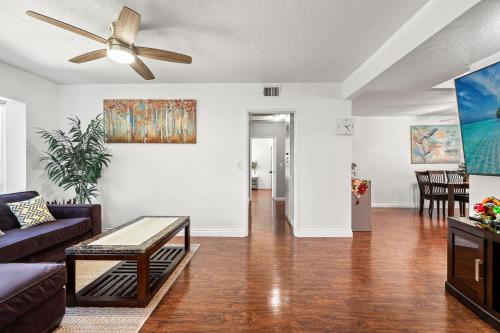 TV a/nebo společenská místnost v ubytování Spacious Family Retreat in San Dimas Great Location