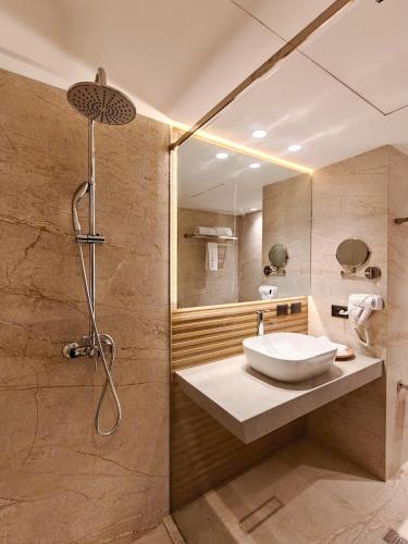 a bathroom with a sink and a shower at Hotel Gran Cacique Maiquetia in Maiquetía
