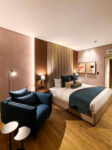 a bedroom with a large bed and a couch at Hotel Gran Cacique Maiquetia in Maiquetía