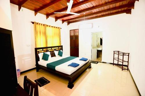 ein Schlafzimmer mit einem Bett in einem Zimmer in der Unterkunft White Horse in Hikkaduwa