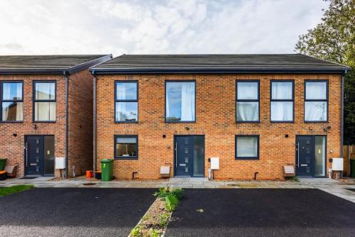 een bakstenen huis met zwarte deuren aan een straat bij New 3 Bed House, Sittingbourne, Sleeps 7, Contractors, Families , Weekly and Monthly Offers in Milton Regis