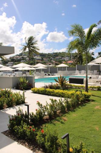 un complejo con jardín y piscina en Baia Mare Villas, en Rodney Bay Village