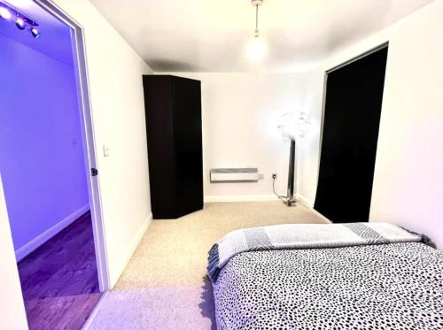 Ένα ή περισσότερα κρεβάτια σε δωμάτιο στο Amazing Location with Parking