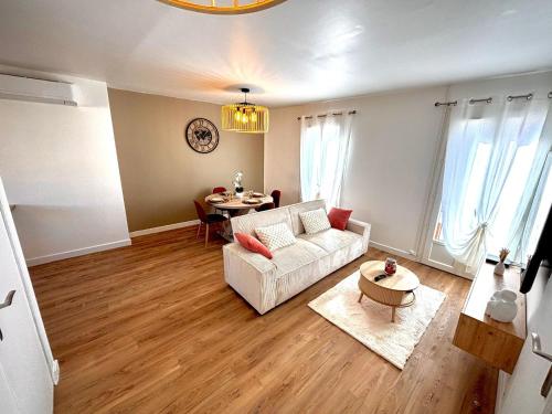 un salon avec un canapé et une table dans l'établissement La bohème du clocher - Cosy calme hyper-centre 2 à 6 pers, à Bergerac